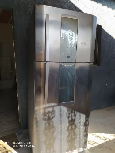 Geladeira Frost free Eletrolux inox com detalhes de uso funcionando perfeitamente