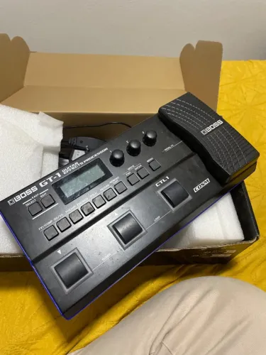 Vendo BOSS GT-1 em perfeito estado pouco tempo de uso