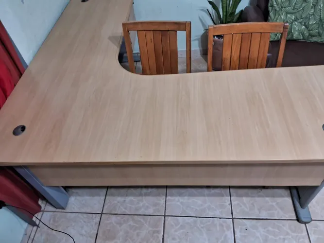 Mesa de escritório com gaveteiro e chave 1,80x1,80