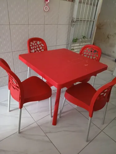 Mesa em polipropileno vermelha com 4 cadeiras 
