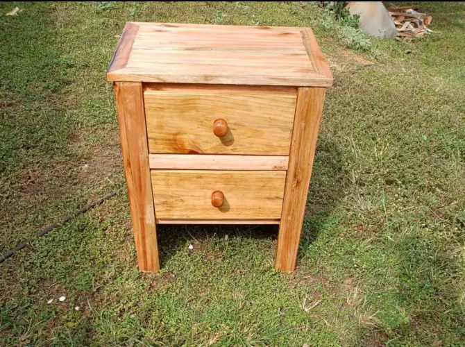 Mesa de Cabeceira Artesanal em Madeira Maciça de Eucalipto - R$300,00