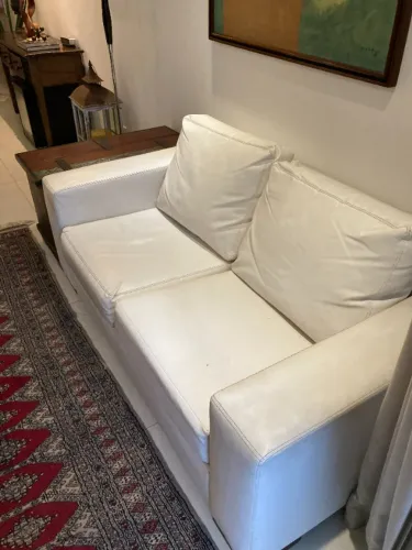 Sofa de 2 lugares branco em couro ecologico com 1,70 x 0,90 em excelente estado