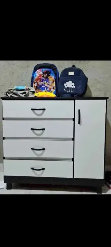 Cômoda com porta e gavetas, temos muitas novas.