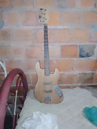 Vendo contrabaixo passivo de quatro cordas no ponto de pintura