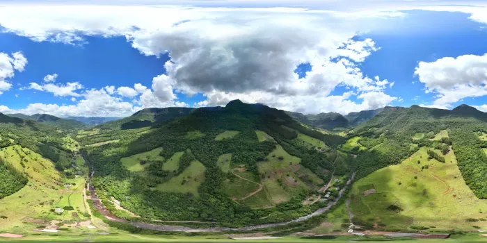 Terreno lindo montanhoso com agua