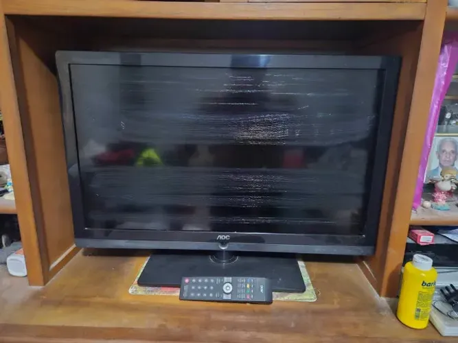 Led Tv AOC 32 polegadas usado funcionando bem, em boas condições mas com defeito na tela.