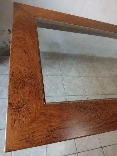 Vende-se mesa maciça em sucupira ficou seis cadeiras almofadadas