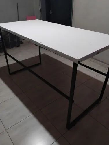 Mesa em metalom com tampo em madeira