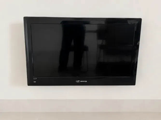TV LCD HBuster 32" HD - COM CHROMECAST + Controle Remoto