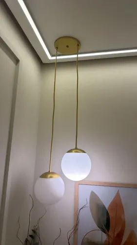 Pendente dourado com duas bolas com altura reguláve