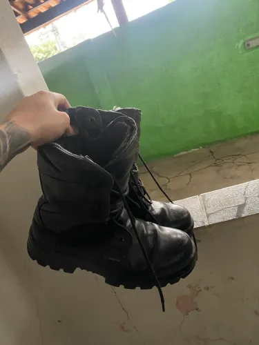 Coturno Militar de couro com zíper