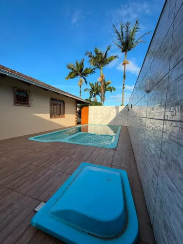 Casa plana e Averbada, piscina, 03 quartos e 02 vagas de garagem