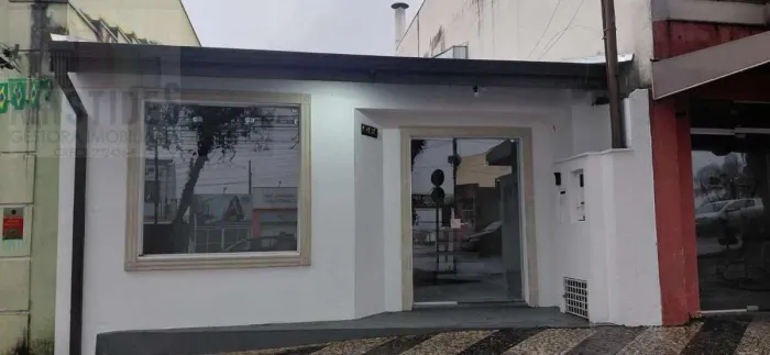 Prédio comercial na Av. Adherbal da Costa Moreira.