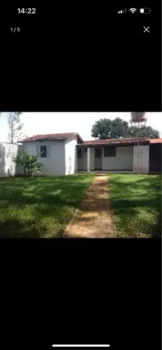 Casa de 2 quartos com quintal gramado.