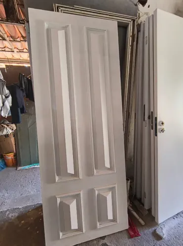 Vendo seis portas emassadas e pintadas com forramento