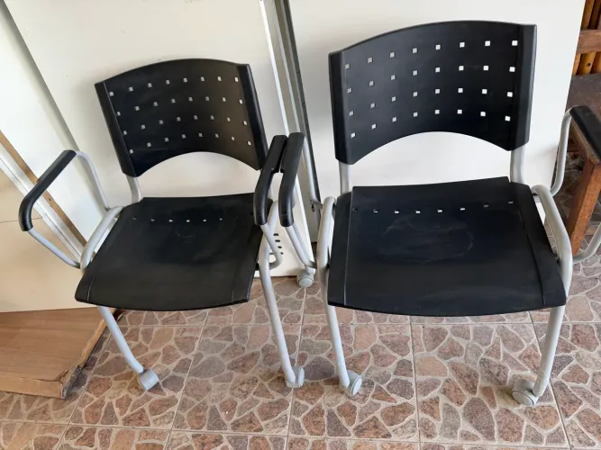 2 cadeiras com rodinhas no ara escritório 