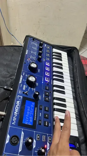 SINTETIZADOR NOVATION - MINI NOVA