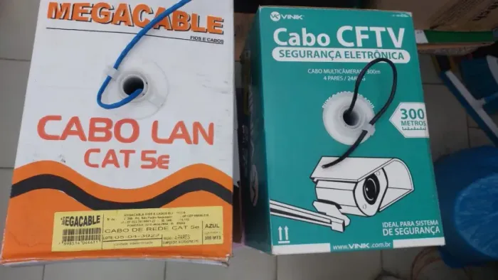 aproximadamente 400 metros de cado de rede cat5 preto e azul