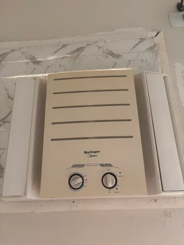 Ar Condicionado 7500 BTU - Voltagem 127v - 2 anos de uso