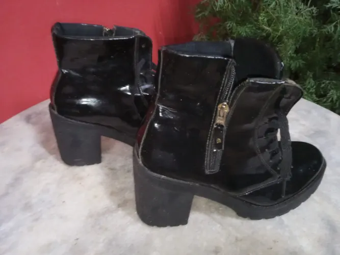 BOTA COTURNO FEM. N°36. EM VERNIZ PRETO (MURITALLE).