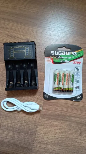 Carregador De Pilhas 4 Slot Led + 4 Pilhas AAA Ou AA