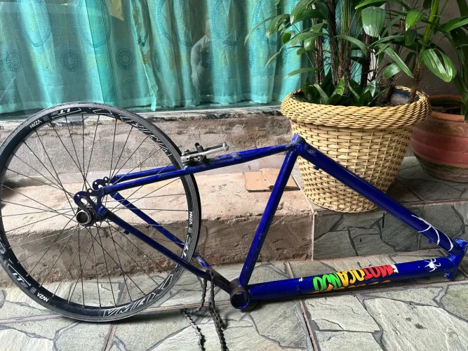 Quadro reto aro 26 adesivado + roda vmax com leve rachado 