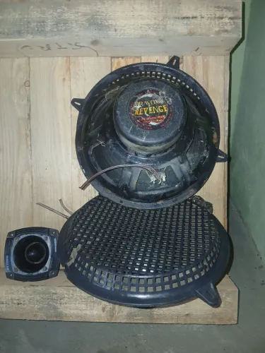 Vende.se 2 alto falante e 1 tuwite
