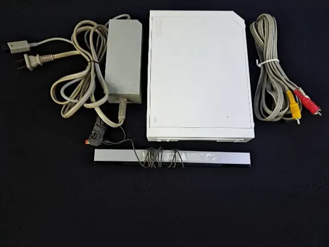Console Nintendo Wii Branco Americano Funcionando. Somente aparelho e cabos. Sem controle.