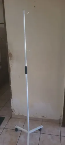 Colchão hospitalar e suporte de soro