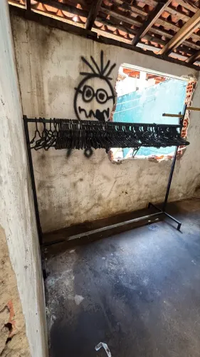 Vendo arara de roupa e cabide por 0,50 centavos cada.