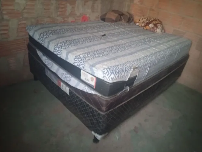 Vende-se uma cama de casal em bom estado semi nova.