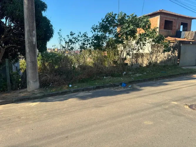 Lote com 252M2 em Arlindo Villaschi - Viana - ES