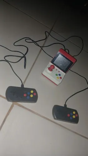 Mini fliperama 8 bits com 2 controles e carregador
