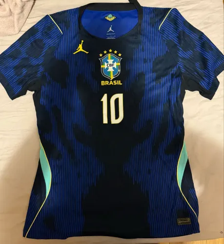 Camisa original Brasil 2026 autografada pelo Vini Jr