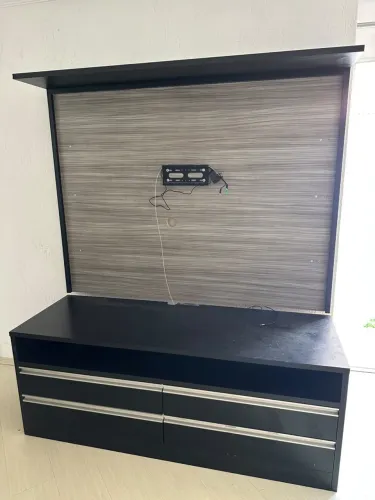 Rack com Painel para TV + 4 Gavetas | Preto e Amadeirado