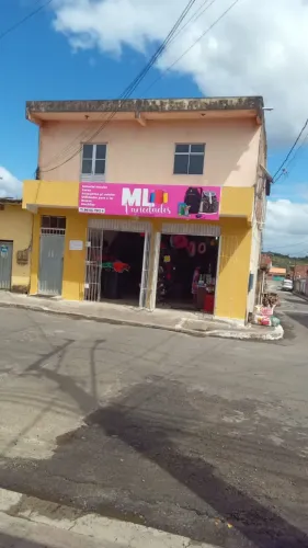 Prédio com casas e ponto comercial