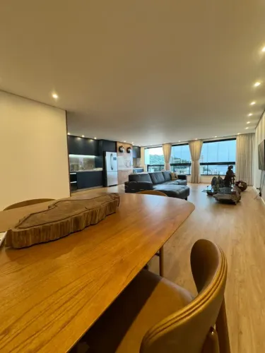 Apartamento mobiliado e de alto padrão à venda no Edifício Torre Del Mar - Centro de Penha