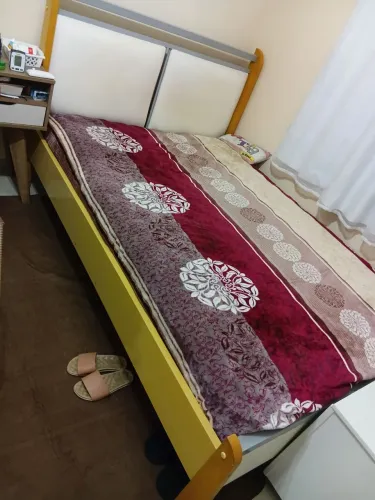 Cama e colchão de casal em excelente estado