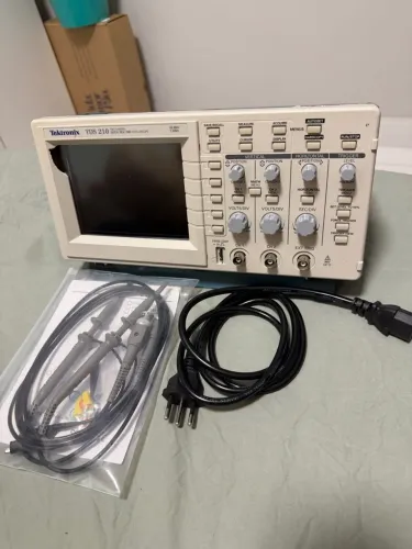 Osciloscópio Tektronix TDS 210 com detalhe