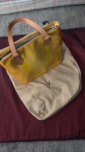 Bolsa Louis Vuitton Reade PM Monogram Vernis Amarela Original - Com Dust Bag