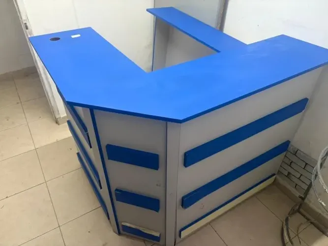 Balcão de recepção em L