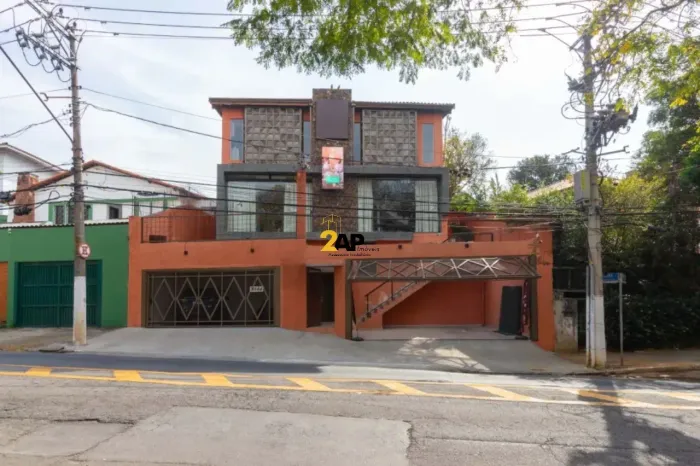 Ponto comercial para locação no bairro Sumaré: 7 banheiros, 4 vagas de garagem, 600m²!
