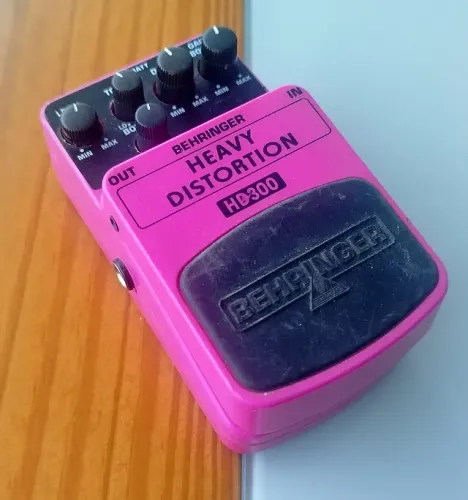 Pedal de Guitarra Behringer HD300 Heavy Distortion Efeito Distorção - Estuda Troca