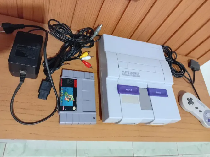 Super Nintendo branquinho muito bonito com fonte original controle original e Super Mario