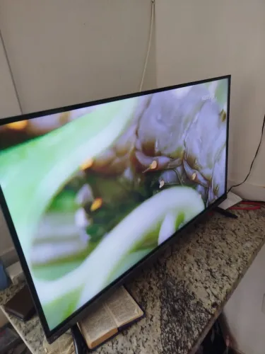 Tv britanea smart Android 32 polegadas com 2 meses de uso sona garantia ainda