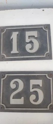 Placa numérica de residência.