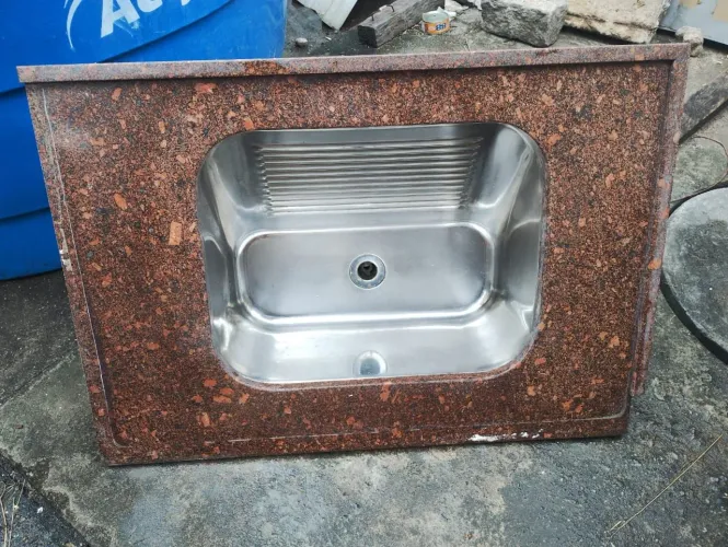 Tanque de granito vermelho