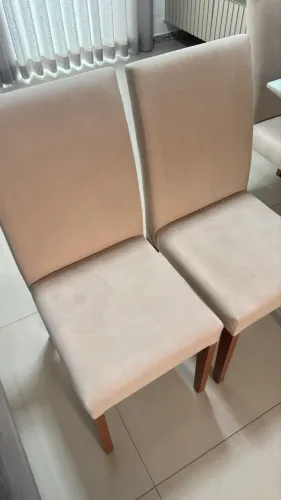 Cadeira em madeira maciça e suede semi nova