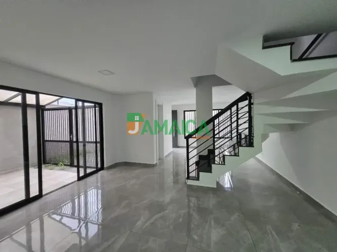 Sobrado para Locação com 114,33 m², Rua Clovis Bivalaqua Sobrinho, Bairro Uberaba - Curiti