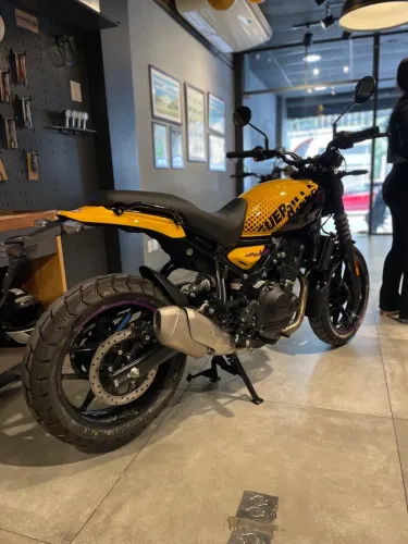 Guerrilla 450 / Yellow Ribbow - Letícia